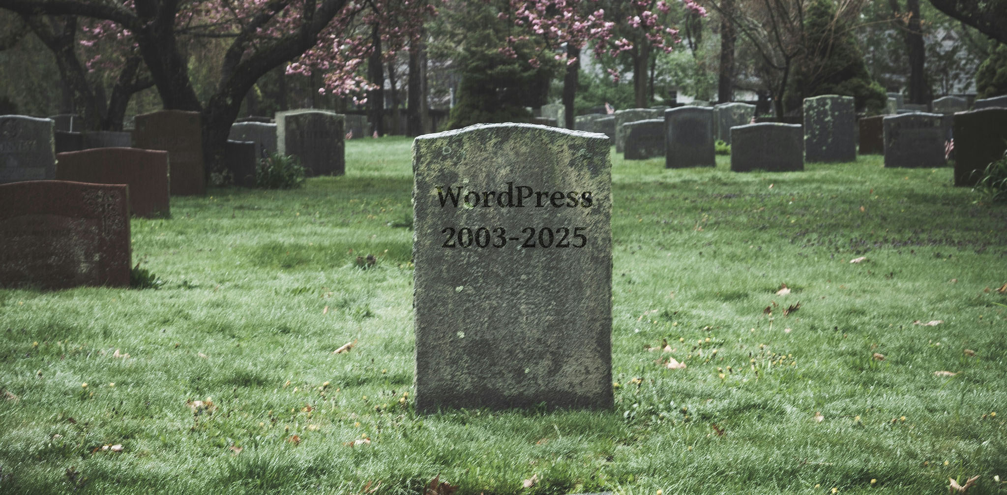Ein einzelner, alter Grabstein steht im Vordergrund eines weiten, grünen Friedhofs. Auf dem Grabstein, der von Moos bedeckt und verwittert ist, sind die Worte **„WordPress 2003-2025“** eingraviert. Dahinter erstreckt sich eine Reihe weiterer, schlichter Grabsteine auf einer grasbewachsenen Fläche. Im Hintergrund sind Bäume mit kahlen Ästen und einigen blühenden, rosafarbenen Blüten zu sehen, was auf den Frühling hindeutet. Die Stimmung ist düster und melancholisch, mit grauen, gedämpften Farben und einem bewölkten Himmel.
